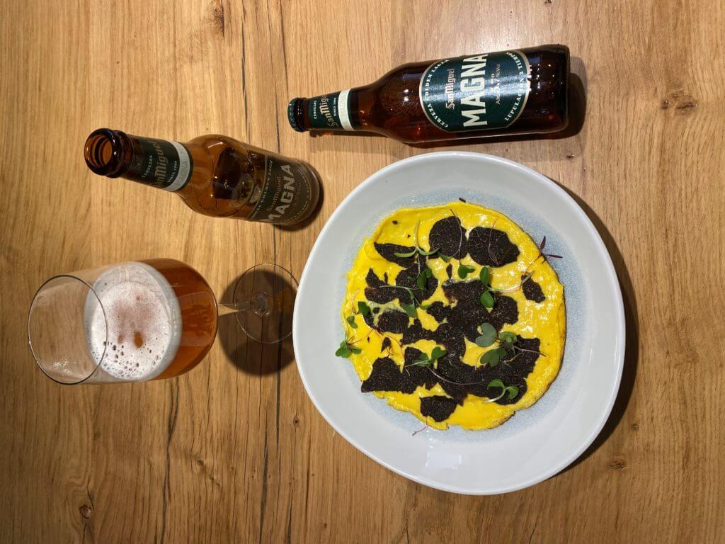 Tortilla de trufa con San Miguel Magna