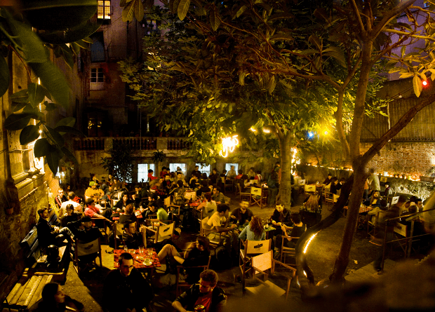 Cervezas, amigos y aire fresco: las mejores terrazas de Barcelona