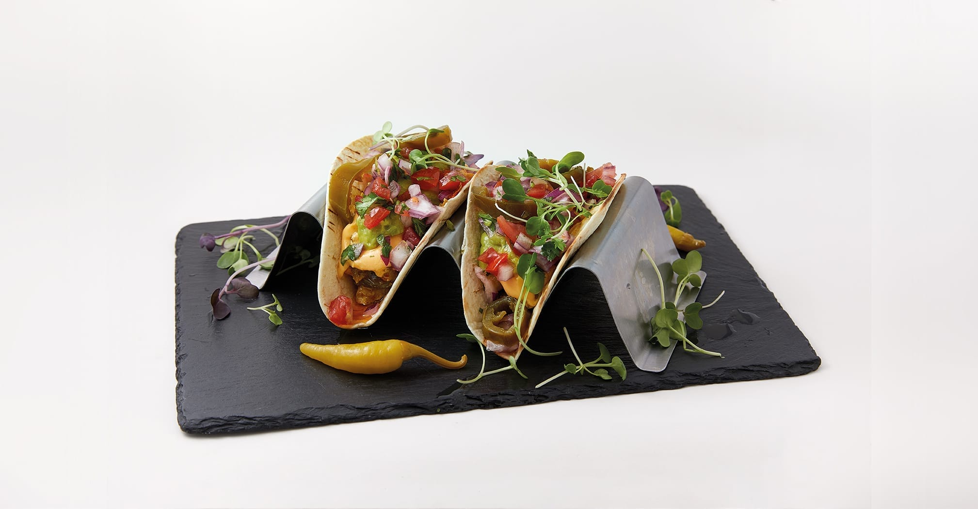 Tacos de pollo con verdura, queso fundido, guacamole y pico de gallo