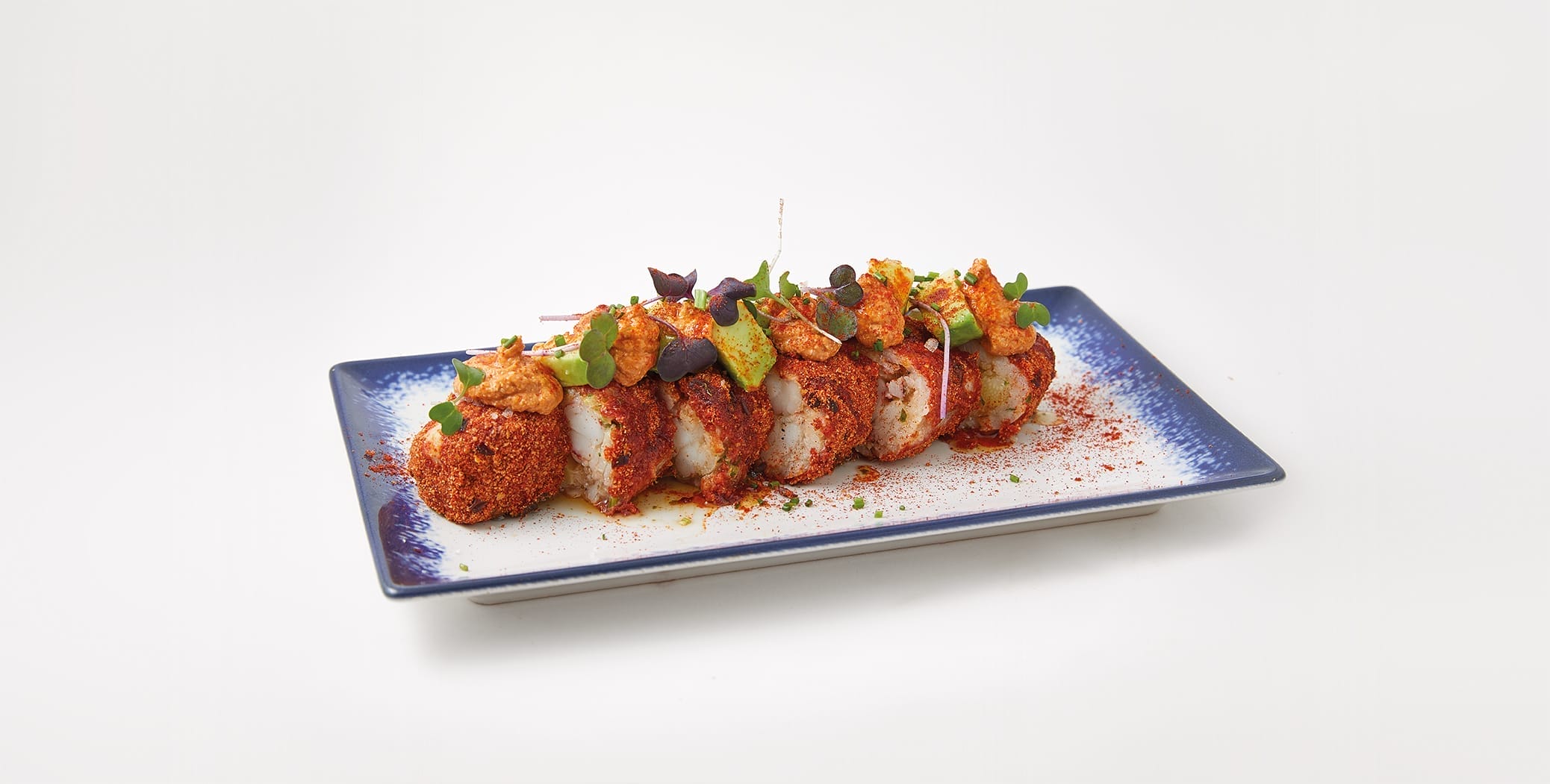 Rollito de bacalao relleno de espárrago blanco fresco y gamba, acabado con aguacate natural y salsa romesco