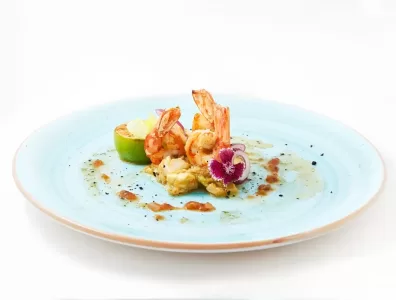 Langostino asado con majao de jengibre y cítricos, en crema rota de guacamole 