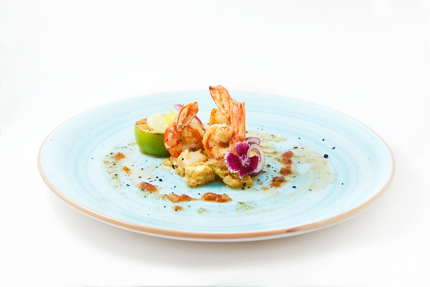 Langostino asado con majao de jengibre y cítricos, en crema rota de guacamole