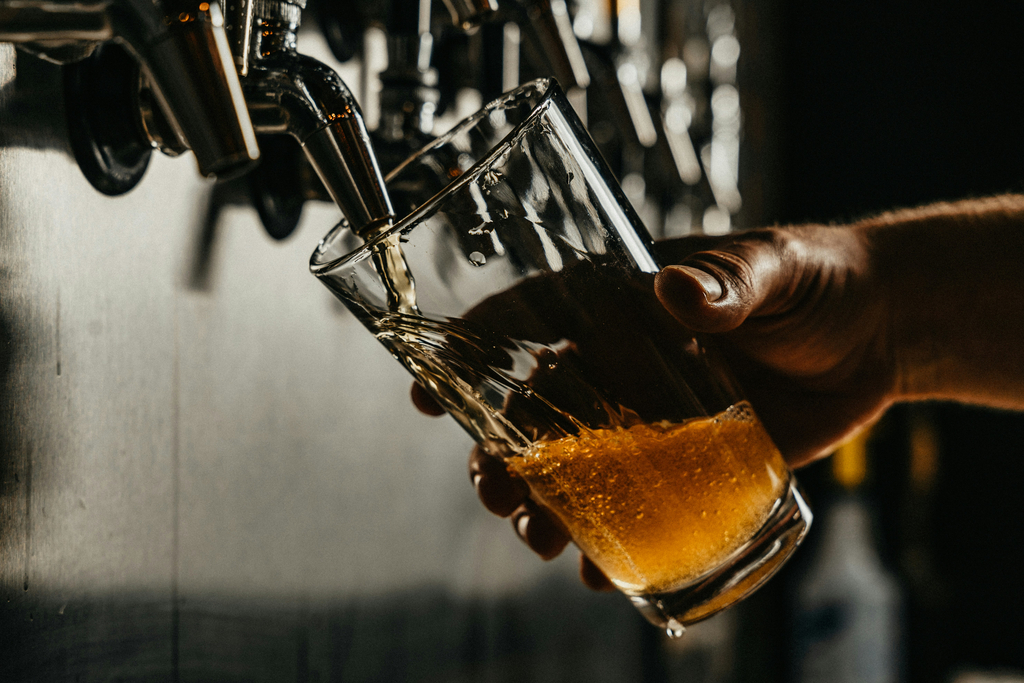 Cerveza sirviéndose en un vaso