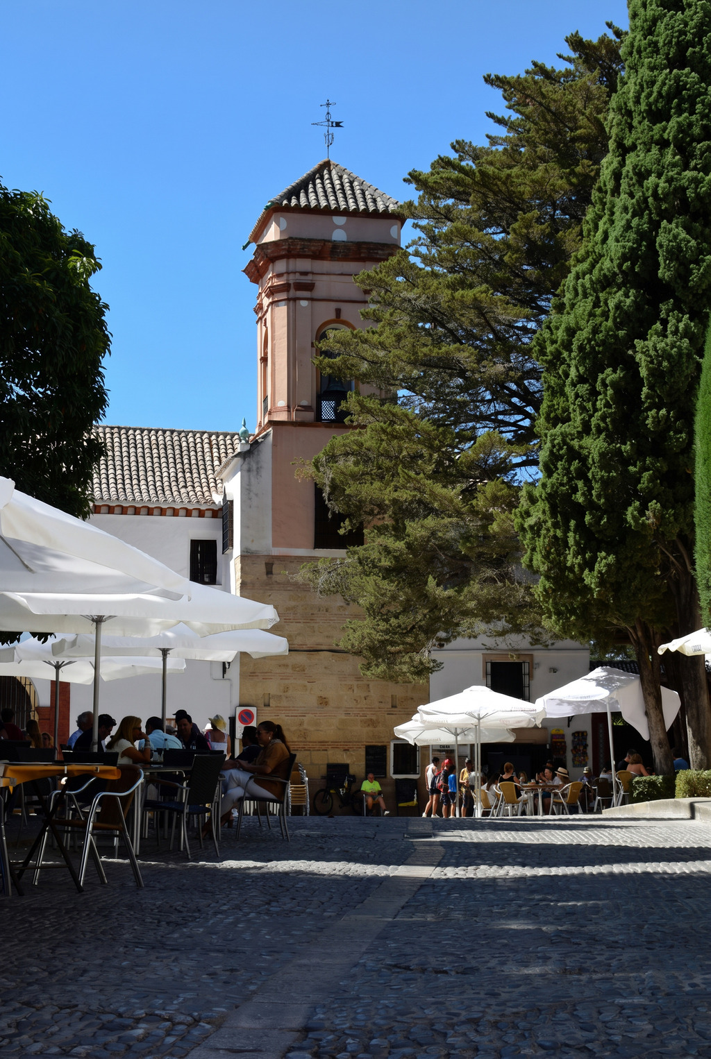Terraza junto a un edificio histórico