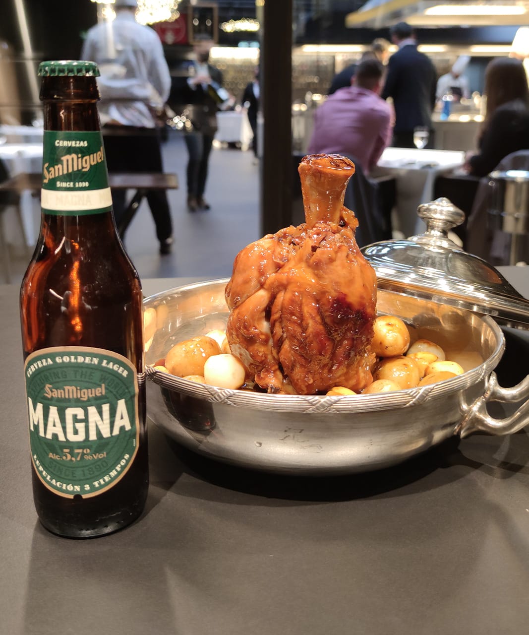 Codillo de cerdo a la cerveza Magna con patatas