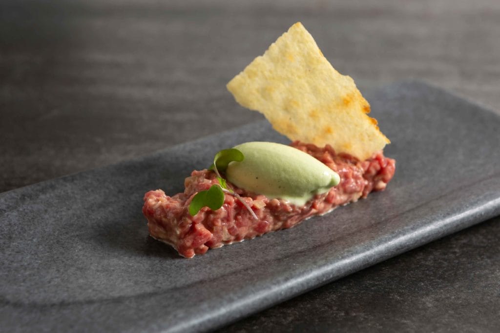 Emplatado de Steak Tartar de vacuno con helado de mostaza verde de Dijon